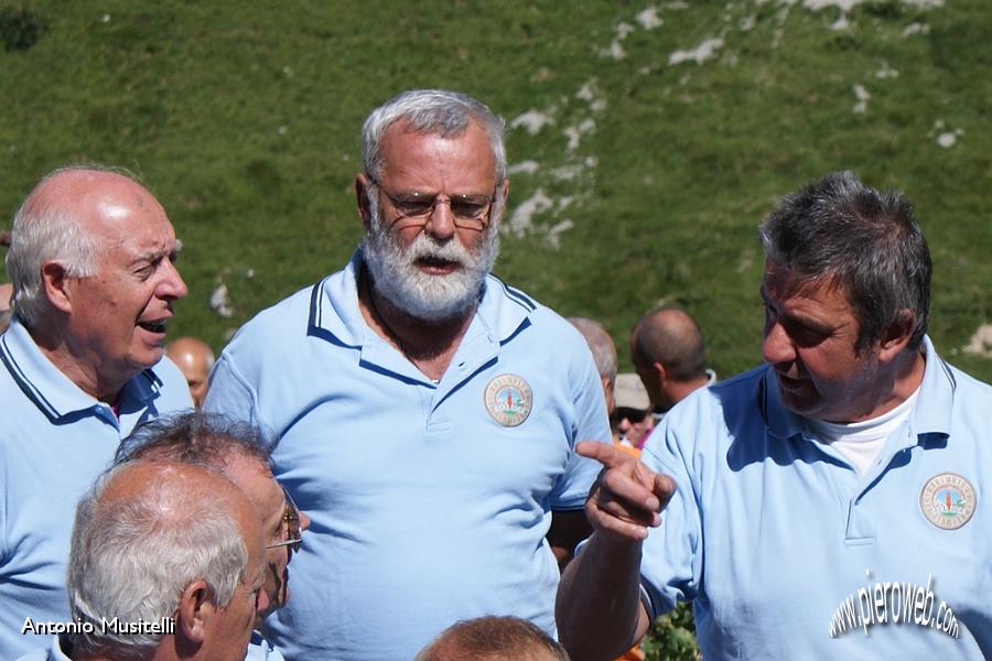 18 Il maestro dirige il coro.jpg